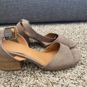 Universal thread gray block heel NWOT